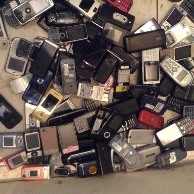 Можно ли сдать старый телефон. Скупка разбитых телефонов. Много старых телефонов. Много разбитых телефонов. Скупка старых телефонов.