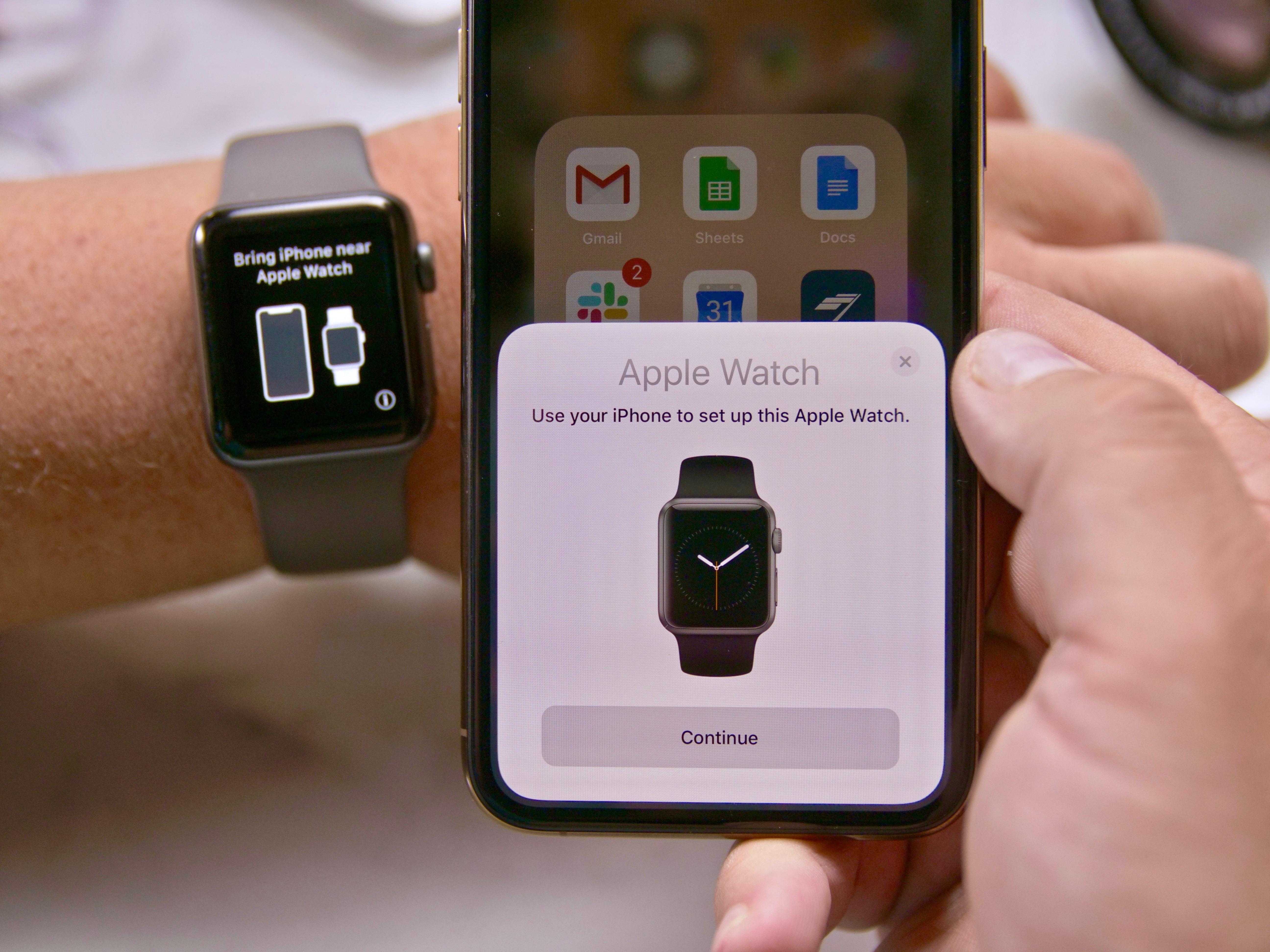В этой статье будет рассказано о возможностях часов от Apple, а также о том, какие модели могут работать без айфона К концу статьи будет рассказано о том, как подключить Apple Watch к андроид смартфону