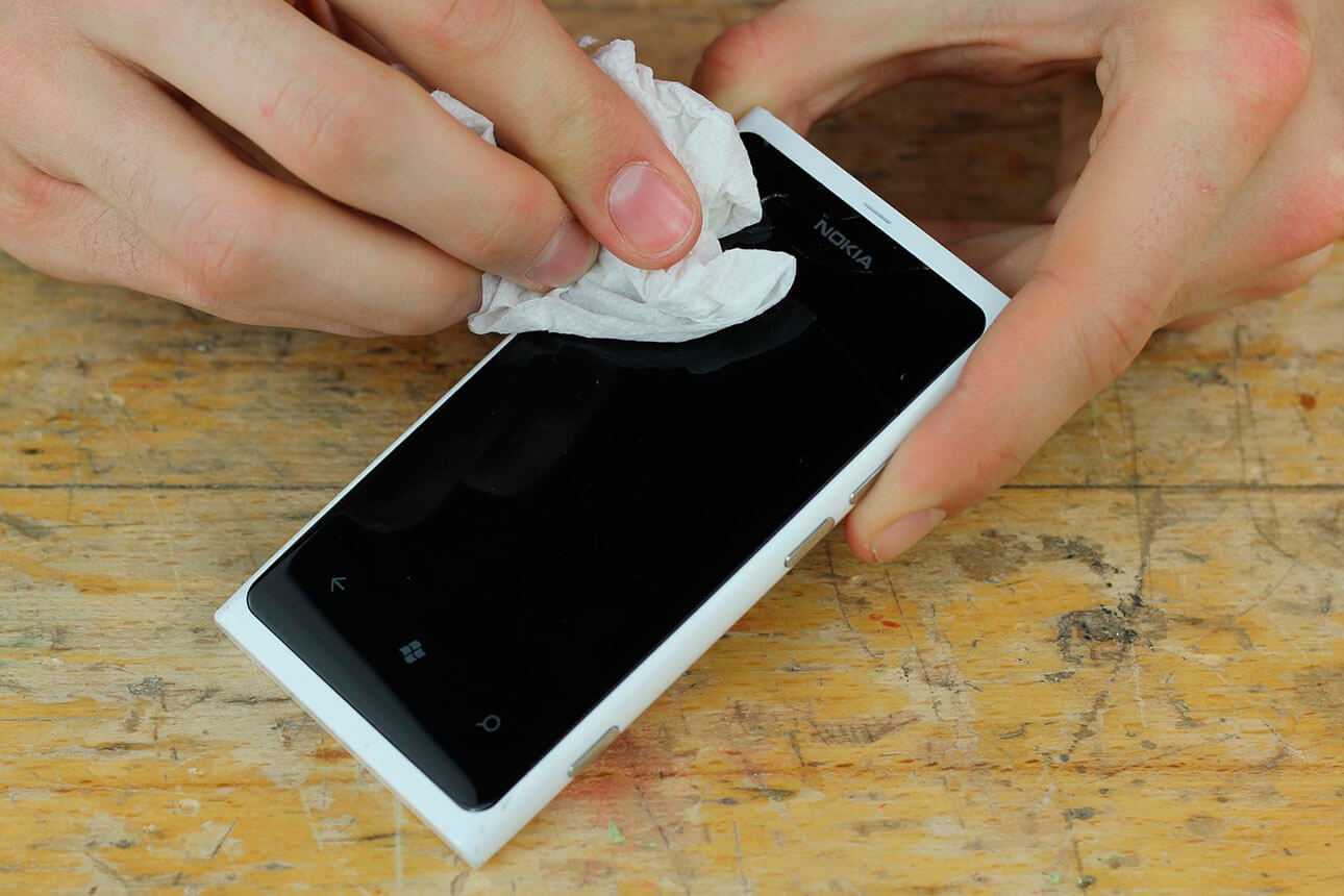 Как убрать царапины с экрана телефона?